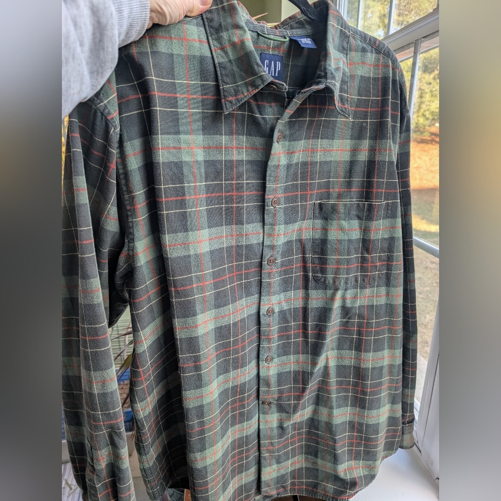 GAP Vintage Men's Casual Plaid Flannel Shirt - Green, Black, and Red